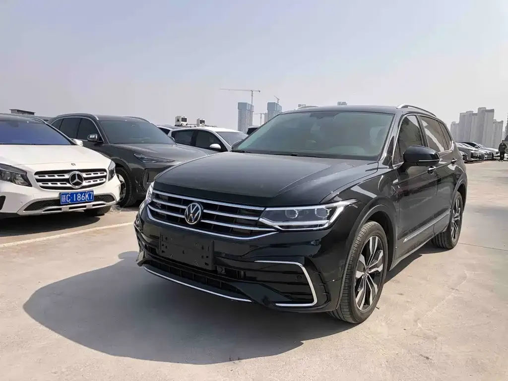 Volkswagen Tiguan L — фото 1