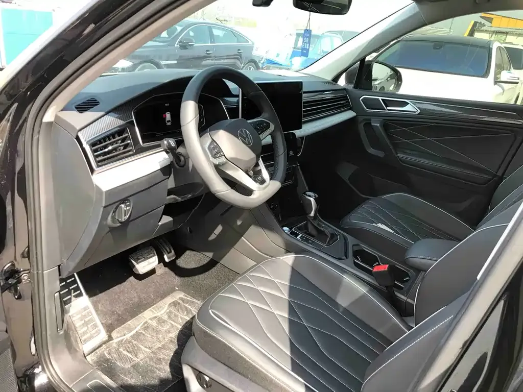 Volkswagen Tiguan L — фото 10