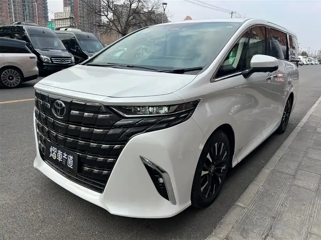 Toyota Alphard — фото 1