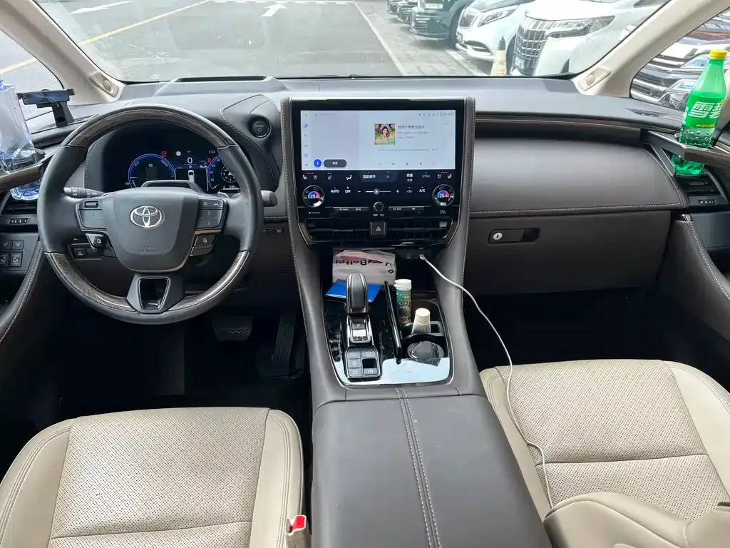 Toyota Alphard — фото 4