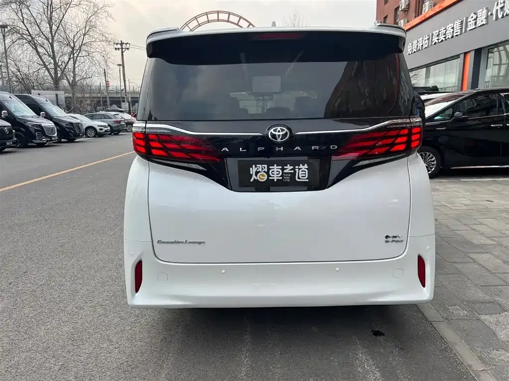 Toyota Alphard — фото 10
