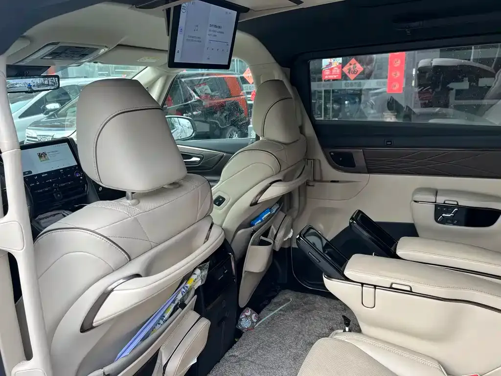 Toyota Alphard — фото 8