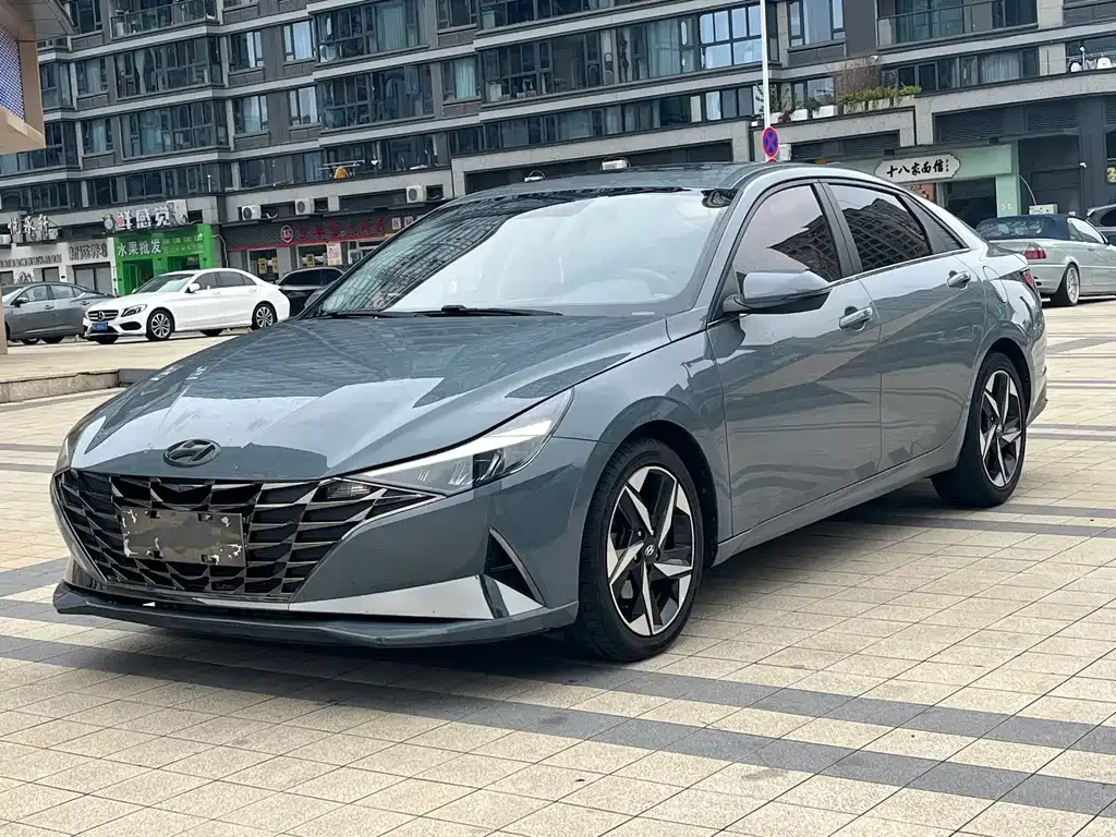Hyundai Elantra — фото 1