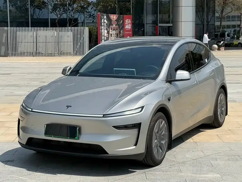 Tesla Model Y L — фото 1