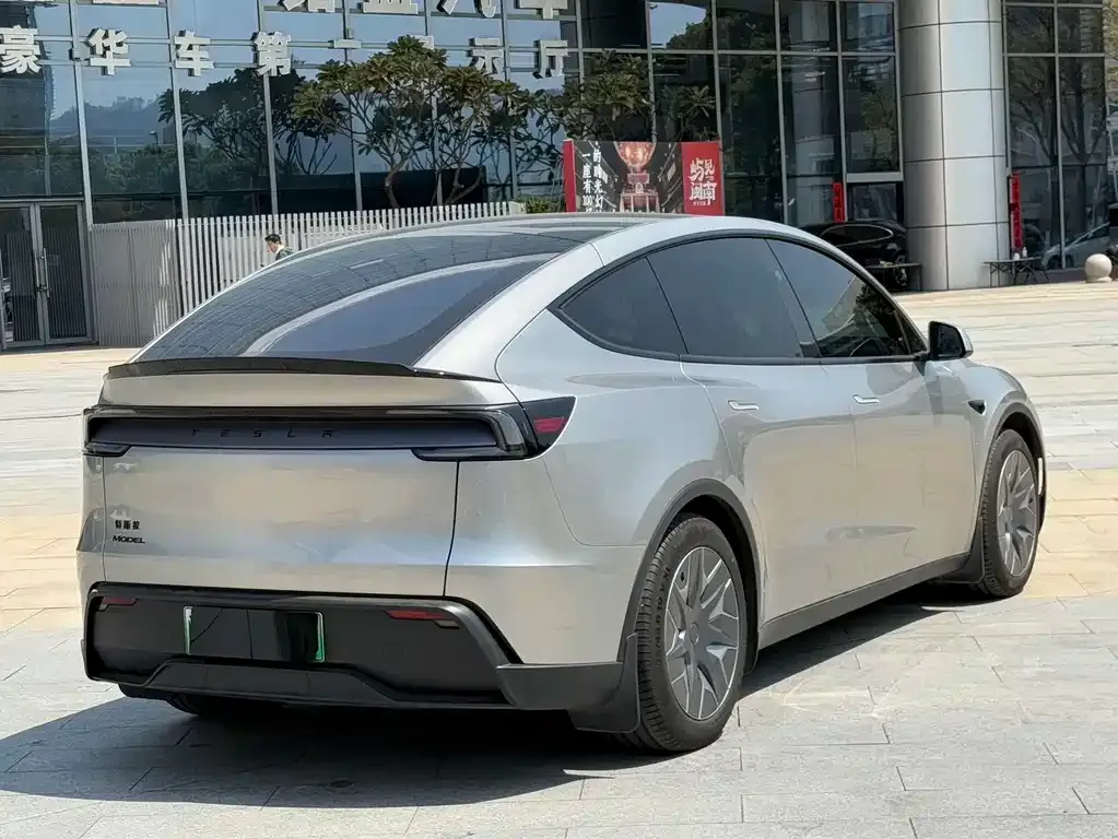 Tesla Model Y L — фото 5