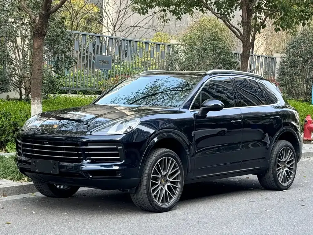 Porsche Cayenne — фото 1