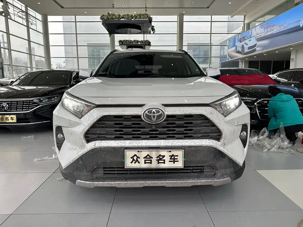 Toyota RAV4 — фото 1