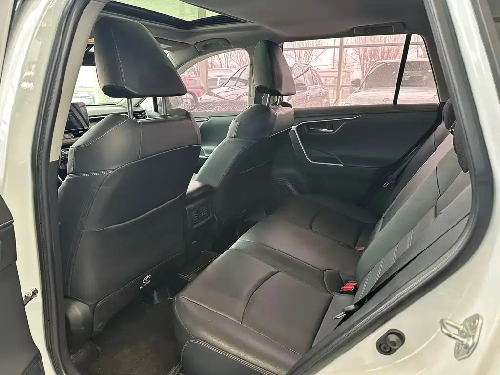 Toyota RAV4 — фото 5