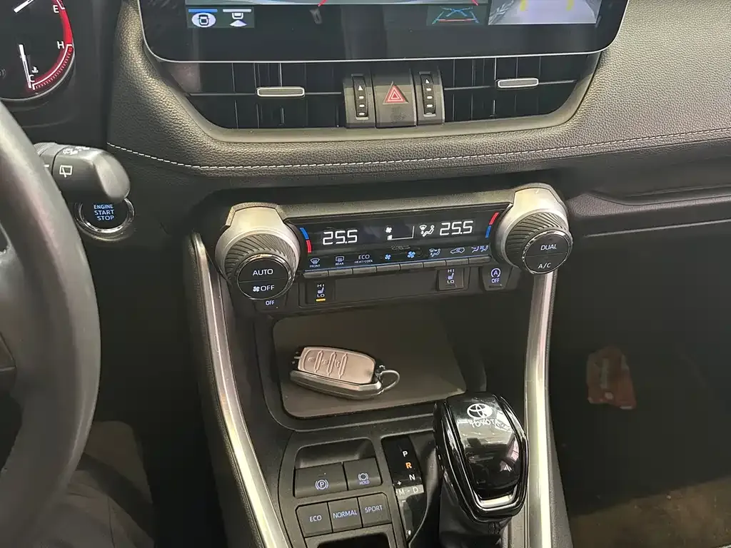 Toyota RAV4 — фото 6