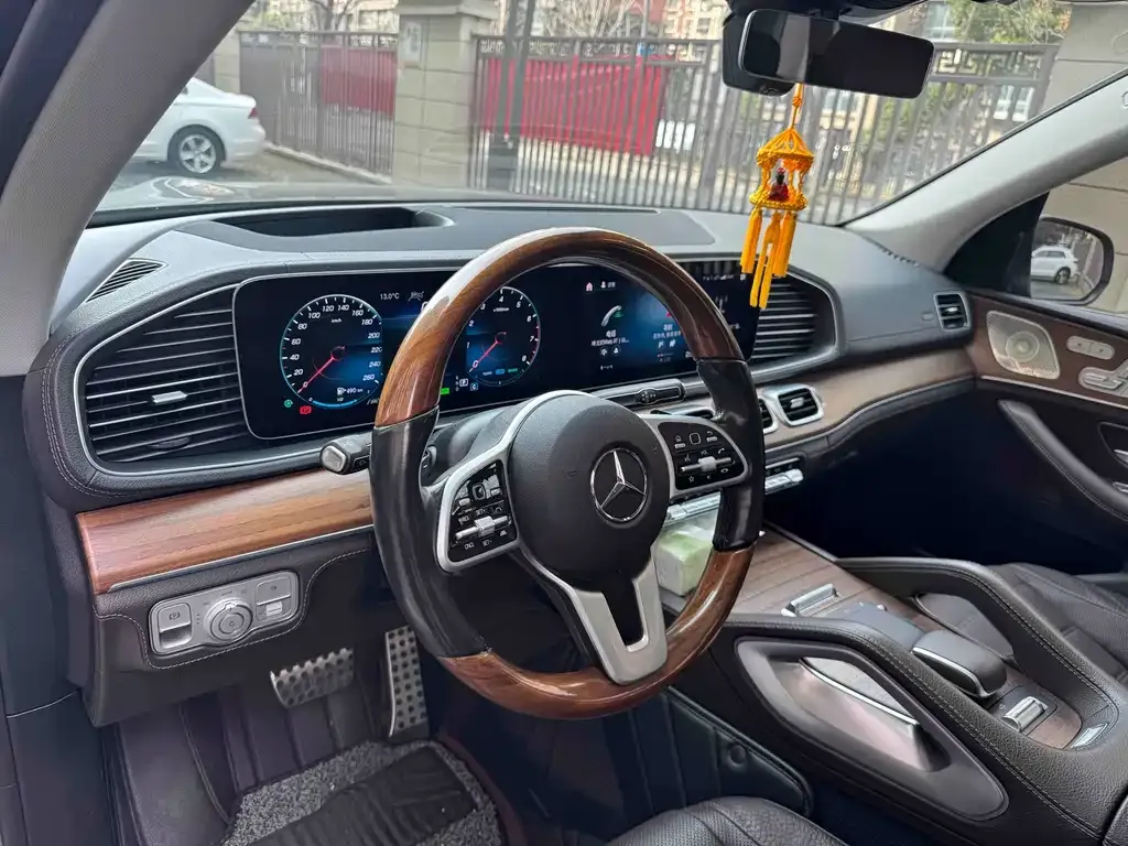 Mercedes-Benz GLS — фото 6