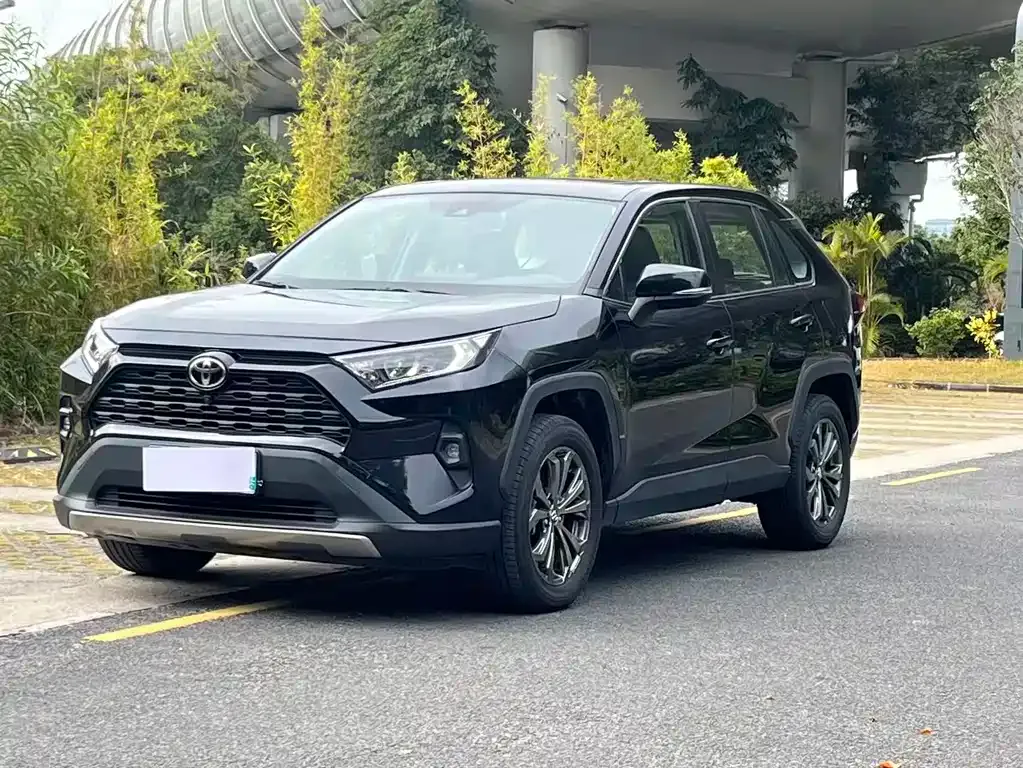 Toyota RAV4 — фото 1