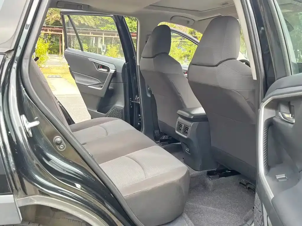Toyota RAV4 — фото 8
