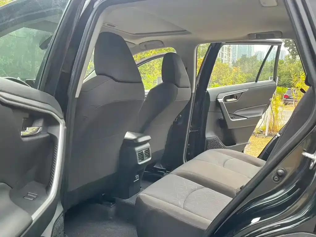 Toyota RAV4 — фото 9