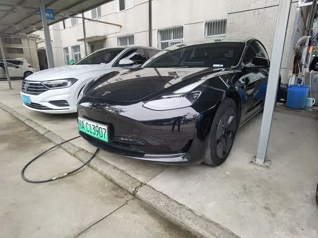 Tesla Model 3 — фото 1