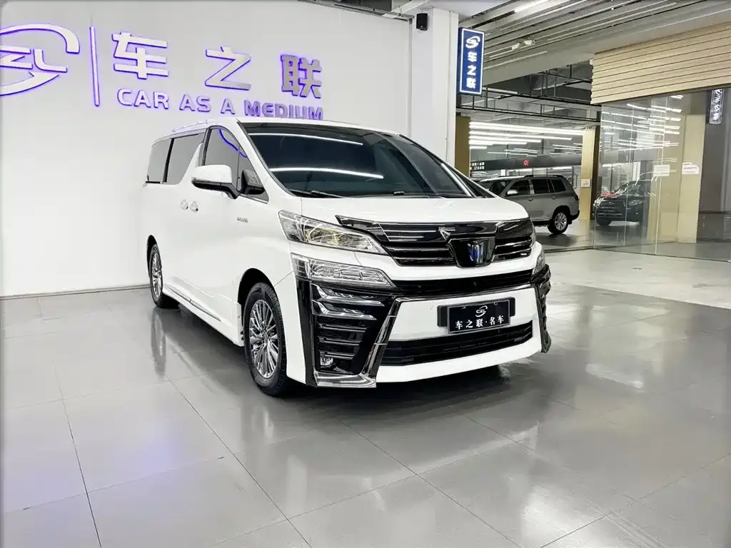 Toyota Vellfire — фото 1
