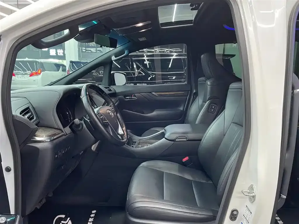 Toyota Vellfire — фото 9