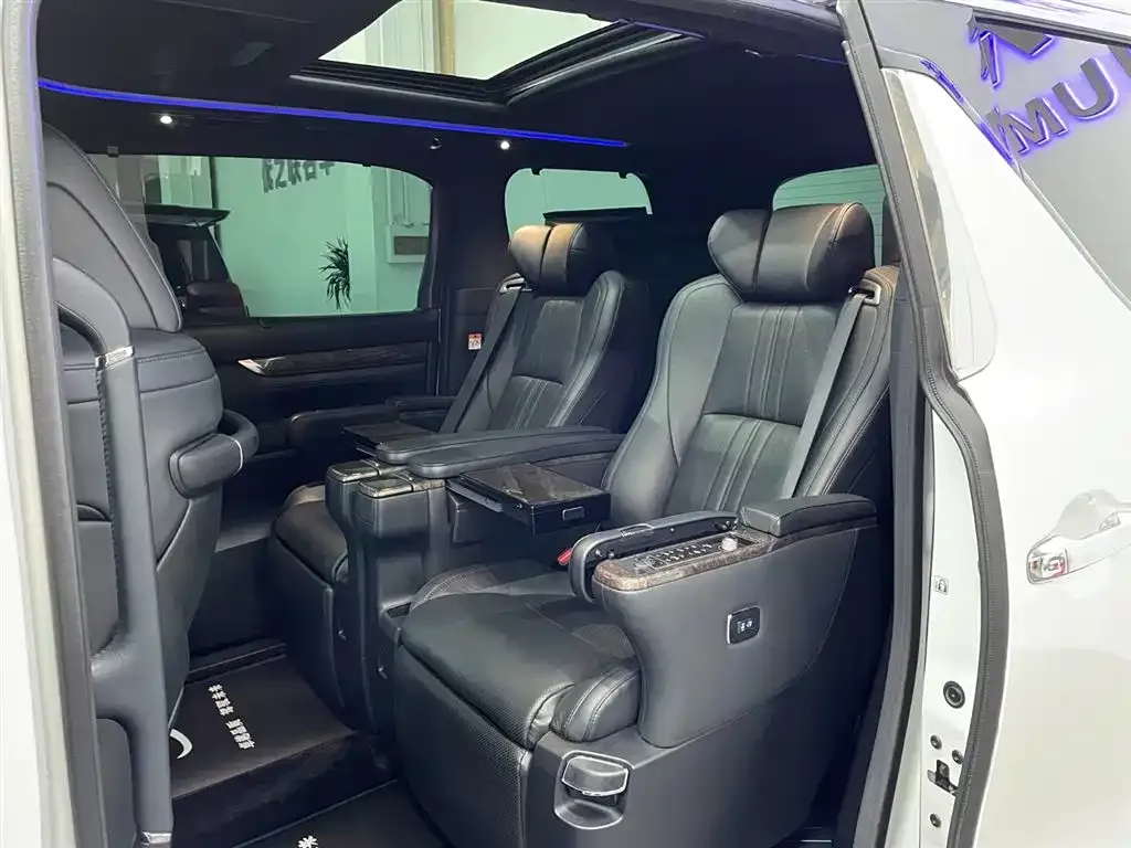 Toyota Vellfire — фото 2