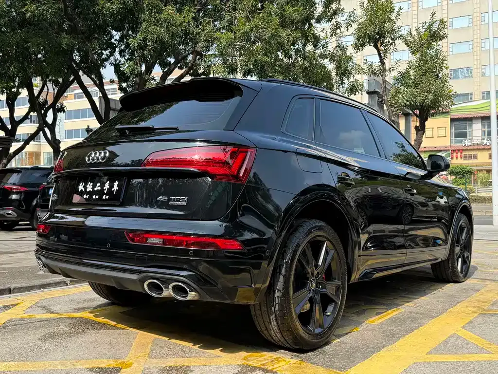 Audi Q5L — фото 10