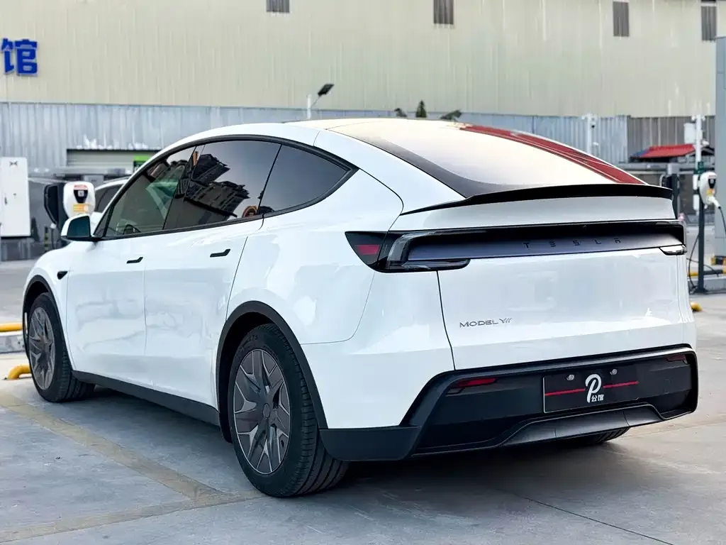 Tesla Model Y L — фото 4