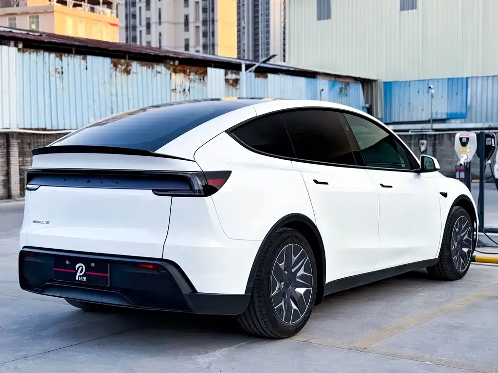Tesla Model Y L — фото 10
