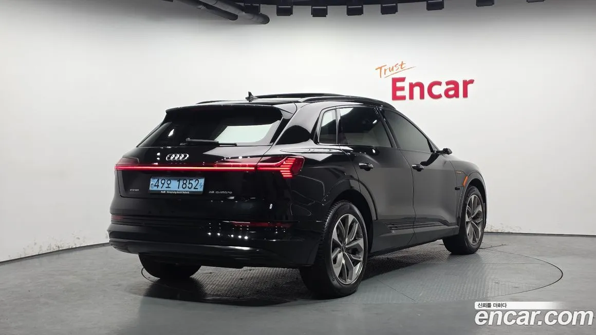 Audi e-tron — фото 5