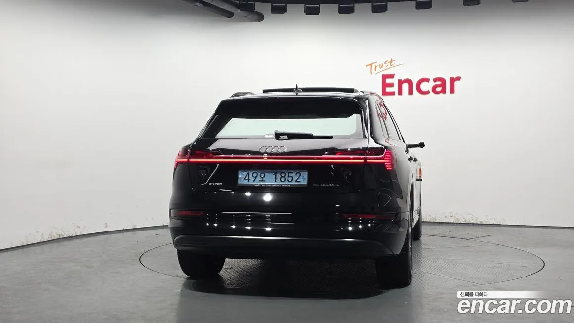 Audi e-tron — фото 4