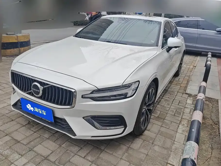 Volvo S60 — фото 1