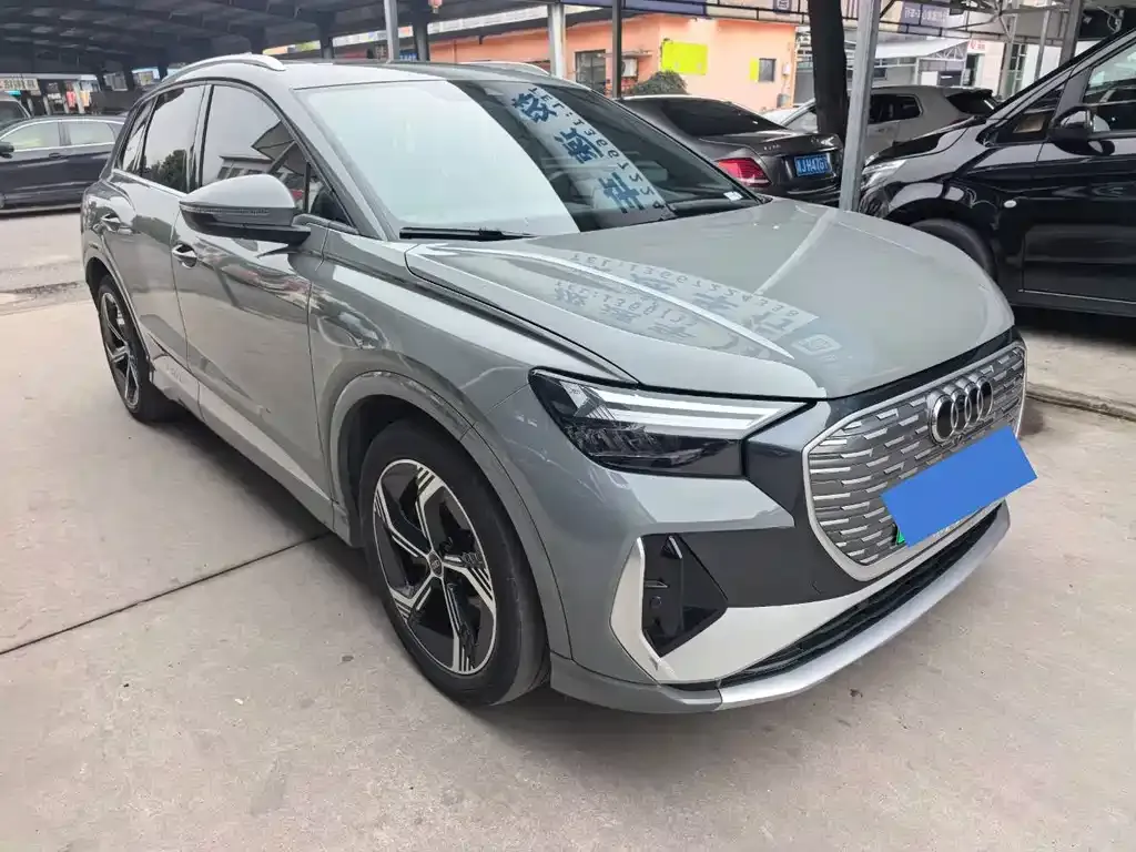 Audi Q4 e-tron — фото 1