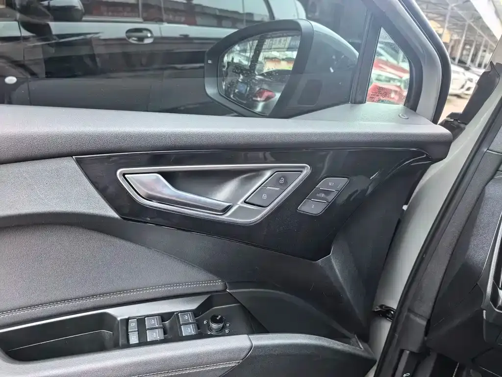Audi Q4 e-tron — фото 10