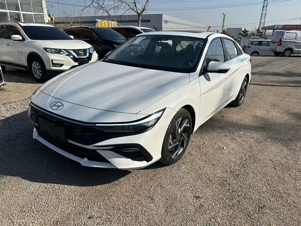 Hyundai Elantra — фото 1