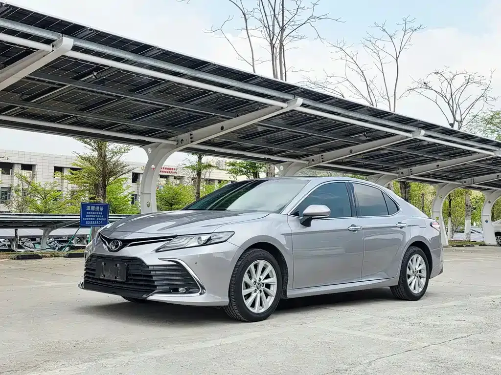 Toyota Camry — фото 1