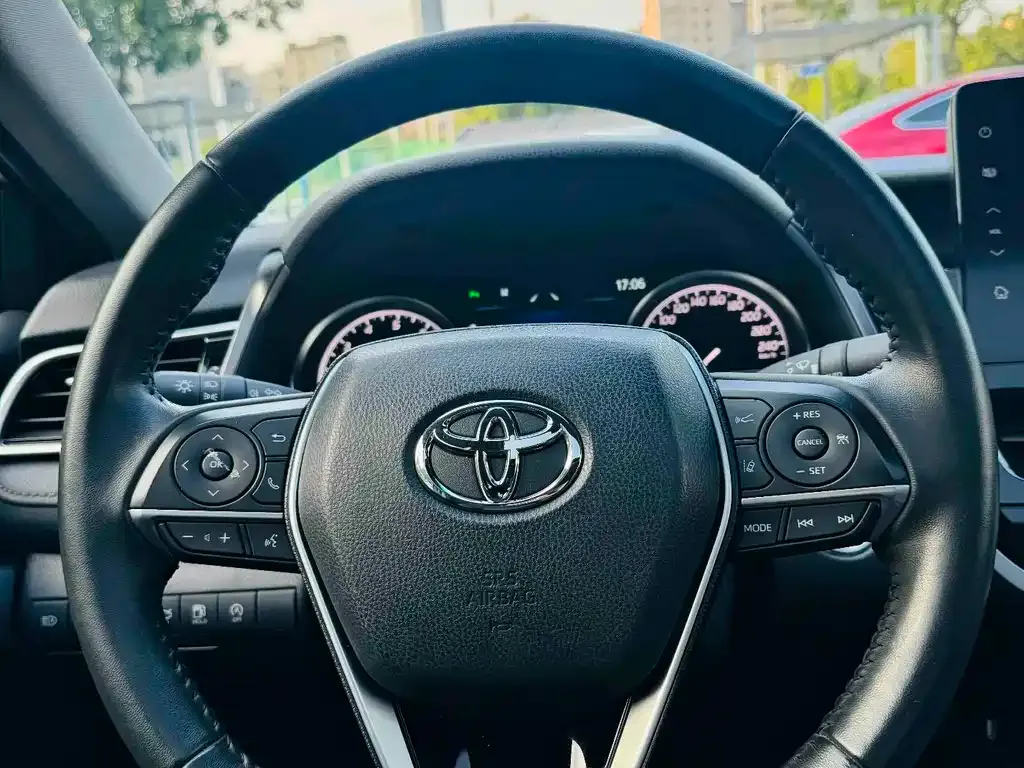 Toyota Camry — фото 2