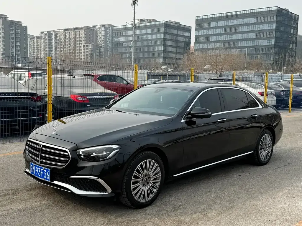 Mercedes-Benz E-Class — фото 1