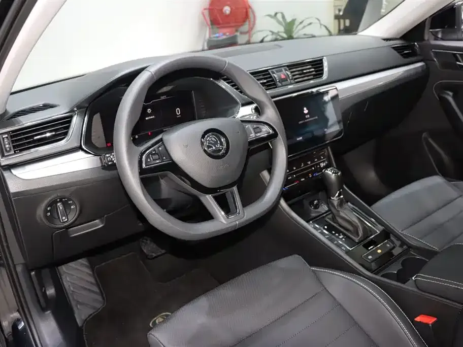 Skoda Superb — фото 7