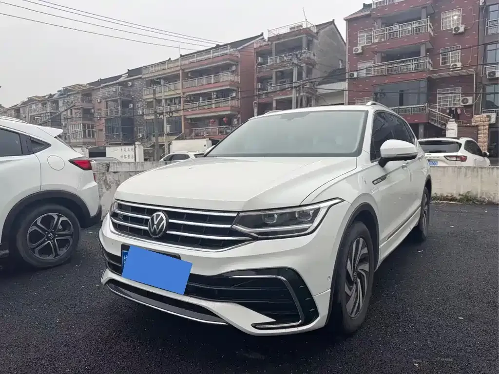 Volkswagen Tiguan L — фото 1