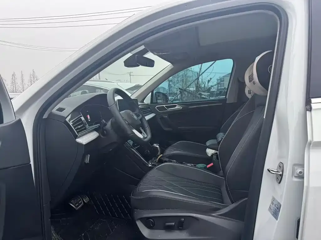 Volkswagen Tiguan L — фото 6
