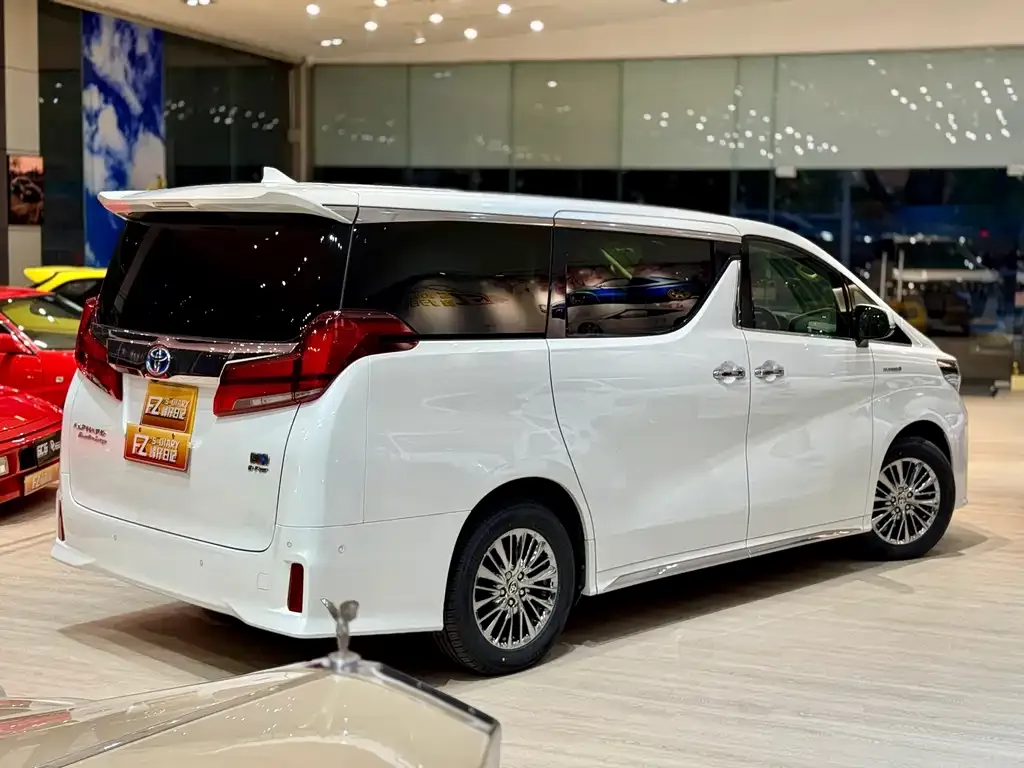 Toyota Alphard — фото 9