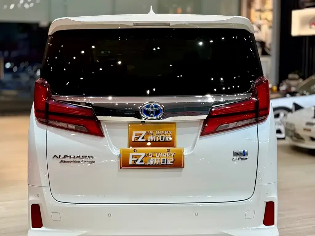Toyota Alphard — фото 10