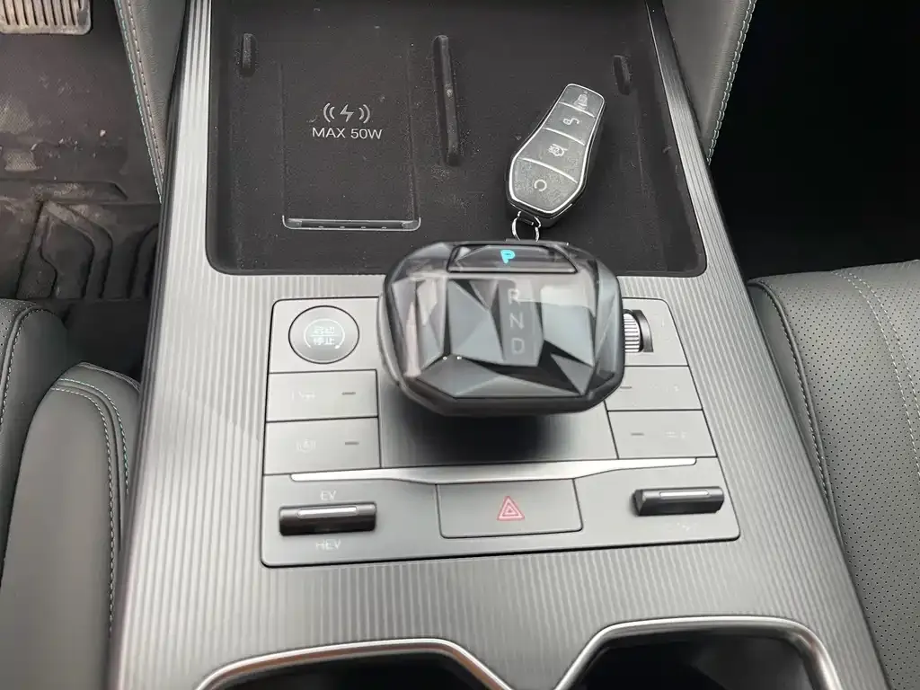 BYD L DM-i — фото 3