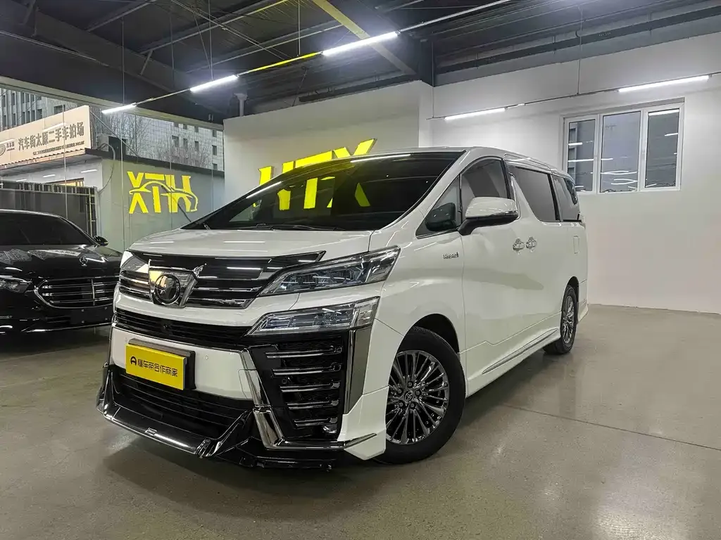 Toyota Vellfire — фото 1