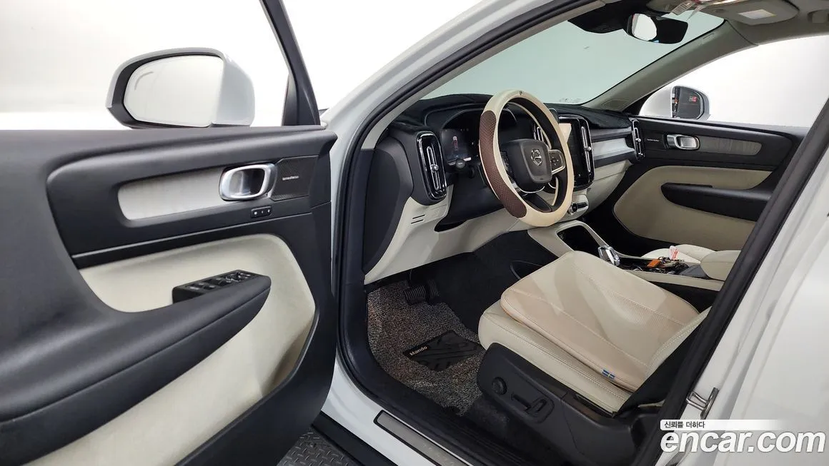 Volvo XC40 — фото 10