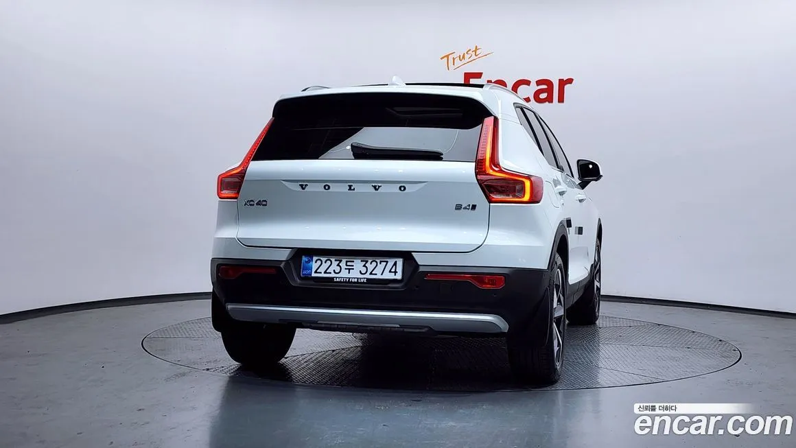 Volvo XC40 — фото 9