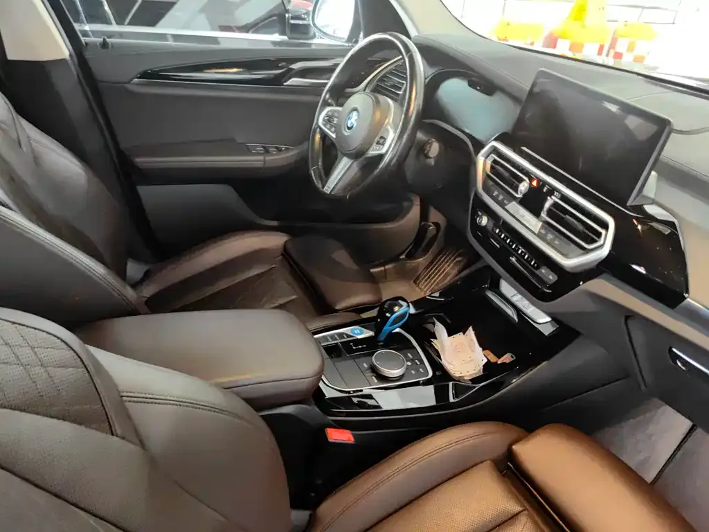 BMW iX3 — фото 9