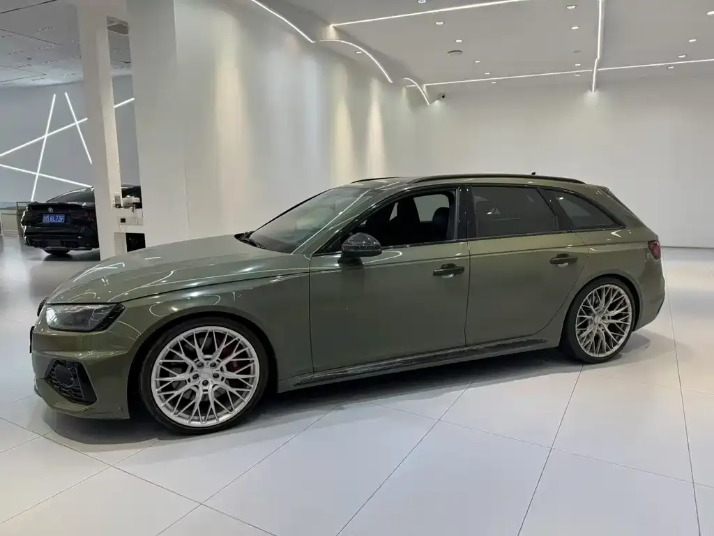 Audi RS 4 — фото 1