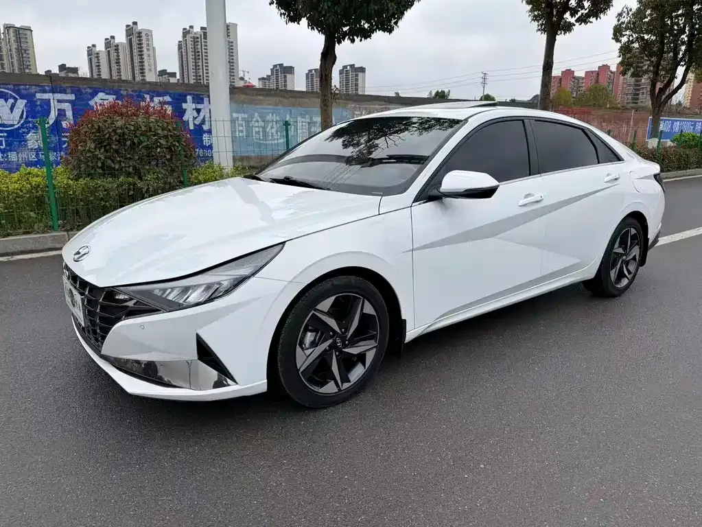 Hyundai Elantra — фото 1