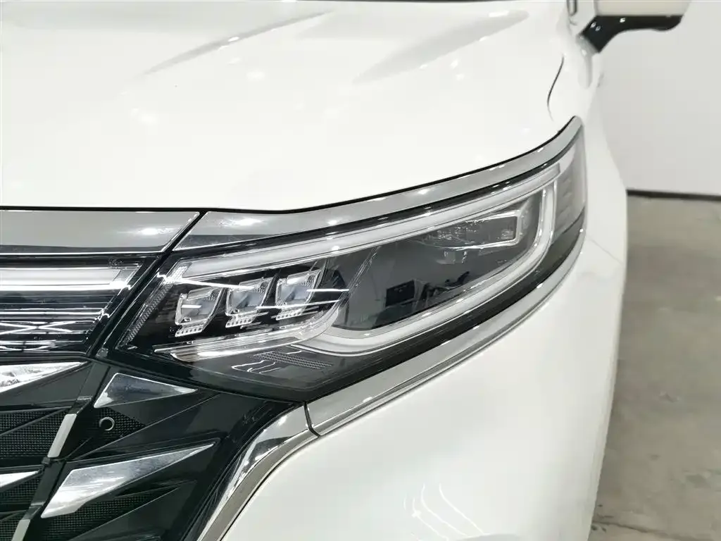 Roewe iMAX8 New Energy — фото 9