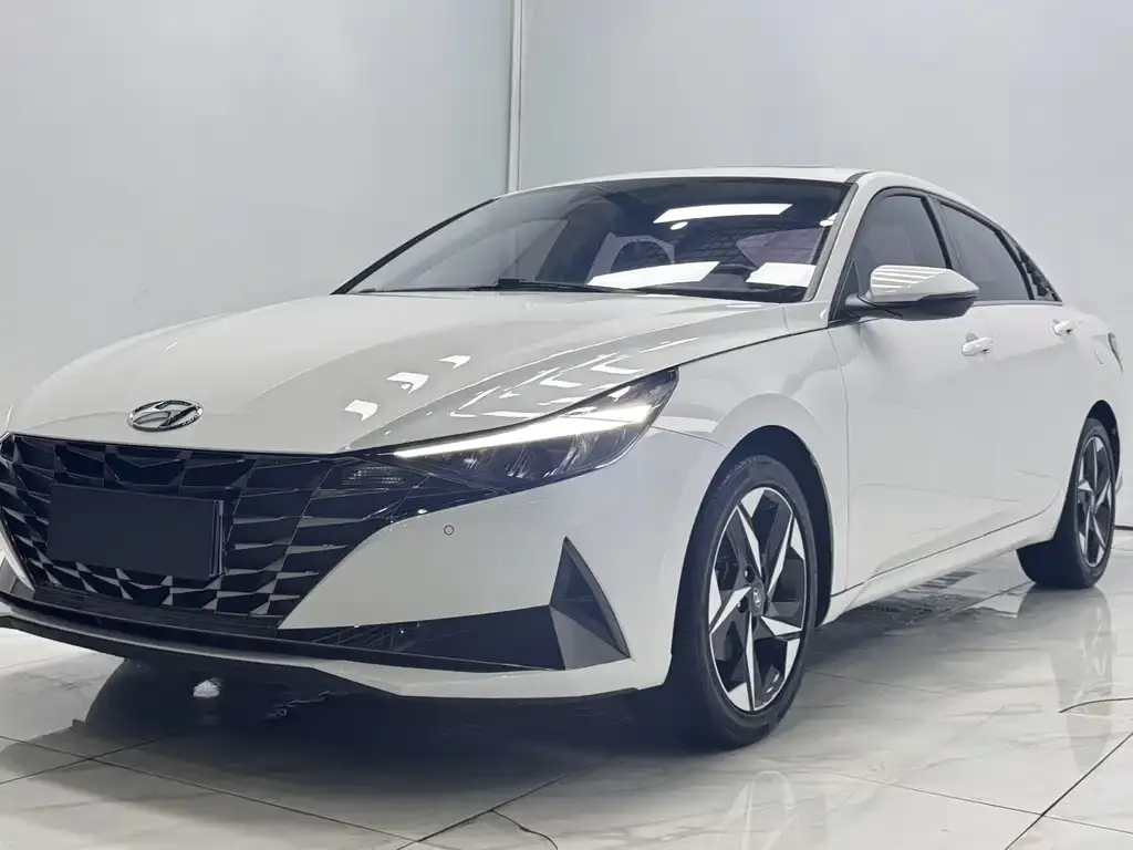 Hyundai Elantra — фото 1