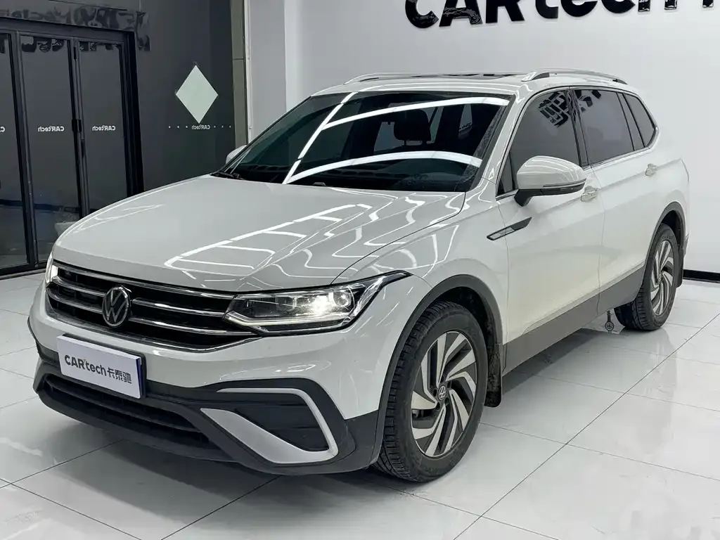 Volkswagen Tiguan L — фото 1