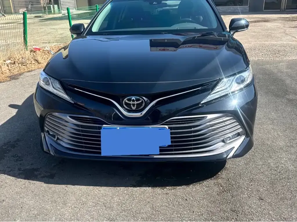 Toyota Camry — фото 1