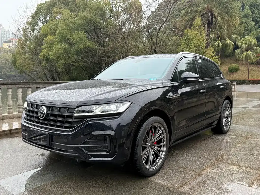 Volkswagen Touareg — фото 1
